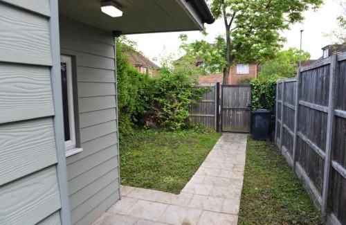 Edgware Casa | Peaceful detached home with private outdoor space