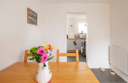 Bromley Cross Casa | Peaceful Double Room, Large TV, With Great Transport Links