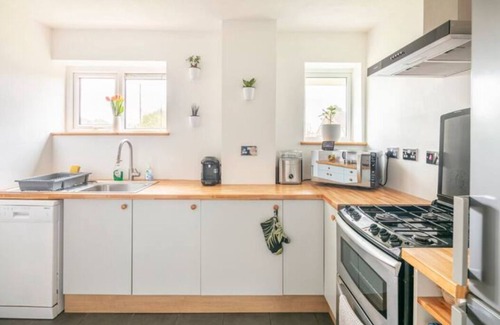 Bromley Cross Casa | Peaceful Double Room, Large TV, With Great Transport Links