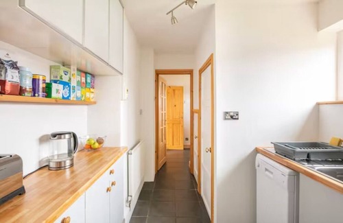 Bromley Cross Casa | Peaceful Double Room, Large TV, With Great Transport Links