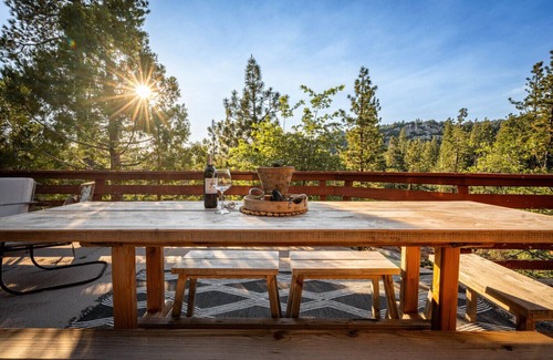 Arrowbear Lake Cabina | Peaceful ECO Sauna Cedar Hot Tub EV Mountain Views