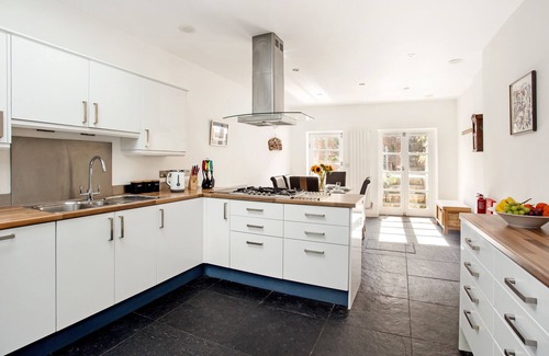 Winchester Casa | Peaceful elevated residential area - walk to city