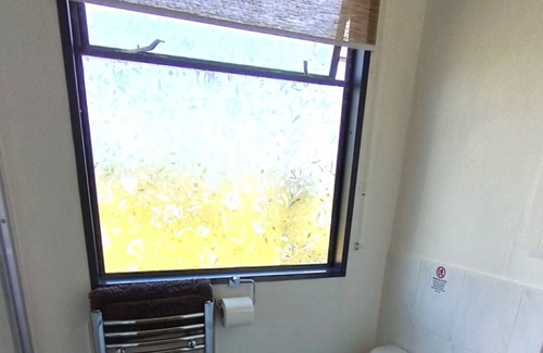 Crowborough Cabina | Peaceful en-suite lakeside cabin with all mod cons.