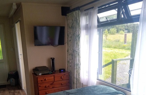 Crowborough Cabina | Peaceful en-suite lakeside cabin with all mod cons.