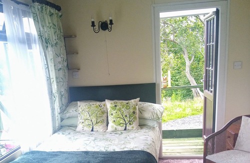 Crowborough Cabina | Peaceful en-suite lakeside cabin with all mod cons.