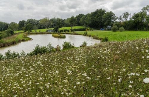 Hadlow Down Casa | Peaceful ensuite lakeside cabin 'Tench'