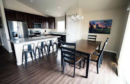 Colorado Springs Casa | Peaceful Family Retreat | Clean | Modern | 4 Bed