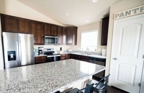 Colorado Springs Casa | Peaceful Family Retreat | Clean | Modern | 4 Bed