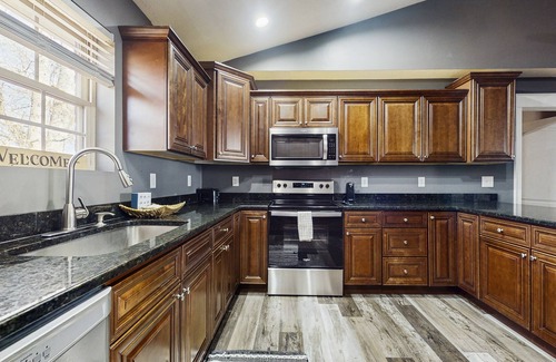 Kodak Cabina | Peaceful family-friendly home with games, hot tub, fire pit, and great location!