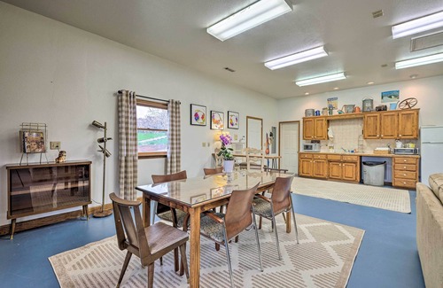 Fayetteville Cabaña | Peaceful Fayetteville Getaway - Pets Welcome!