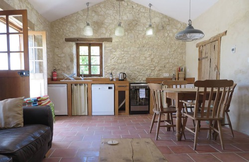 Saint-Eutrope-de-Born Cabaña | Peaceful stone cottage set among rolling fields and hills. Restful and relaxing