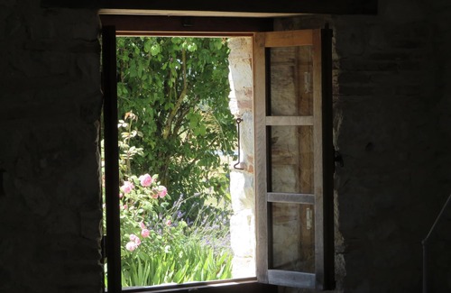 Saint-Eutrope-de-Born Cabaña | Peaceful stone cottage set among rolling fields and hills. Restful and relaxing