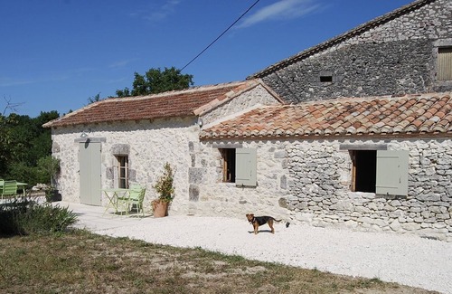Saint-Eutrope-de-Born Cabaña | Peaceful stone cottage set among rolling fields and hills. Restful and relaxing