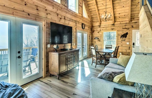 Dyke Casa | Peaceful Free Union Cabin with Deck and Mtn Views