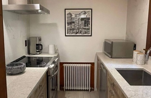 Northborough Cabaña | Peaceful Getaway Cottage on grounds of historic mid-century gem
