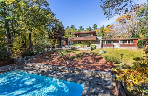 Northborough Cabaña | Peaceful Getaway Cottage on grounds of historic mid-century gem