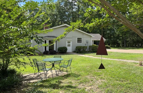 Rolling Wood Casa | Peaceful getaway only 5 minutes drive from Oxford Square and U of M