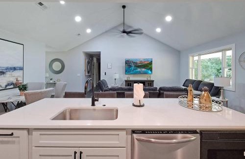 Fayetteville Casa | Peaceful Getaway - Patio Nature Custom Showers