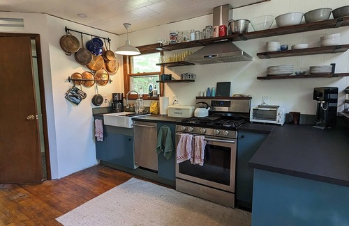 Town of Colchester Chalet De Esquí | Peaceful getaway w/ modern comforts - Great for families, groups & nature lovers