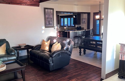 Riverside Casa | Peaceful Historical Home, close to great hiking trails. near downtown Riverside.