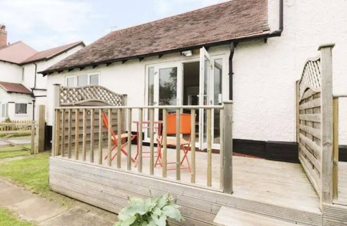 Grendon Cabaña | Peaceful home from home cottage beautifully presented in village location.