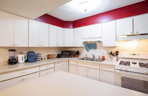 Urbana Casa | Peaceful Home, Near UIUC, King Bed, Quiet Street
