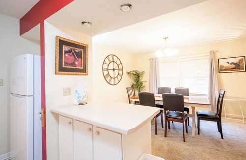 Urbana Casa | Peaceful Home, Near UIUC, King Bed, Quiet Street