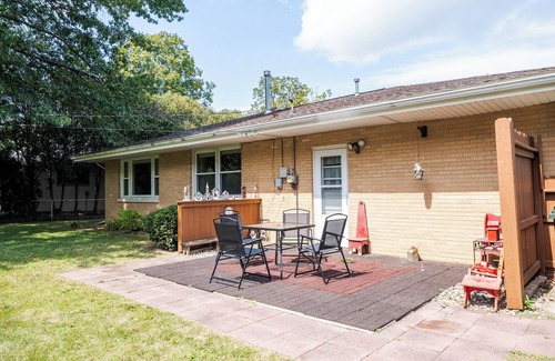 Urbana Casa | Peaceful Home, Near UIUC, King Bed, Quiet Street