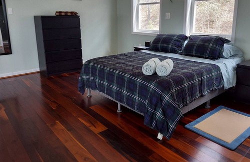 Marshall Casa | Peaceful home on 5 wooded acres