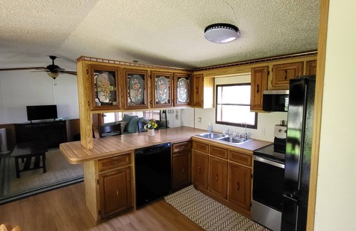 Waupaca Casa | Peaceful home on little Round lake near EAA, Iola car show & the Packer Stadium.