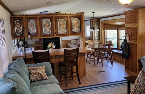 Waupaca Casa | Peaceful home on little Round lake near EAA, Iola car show & the Packer Stadium.