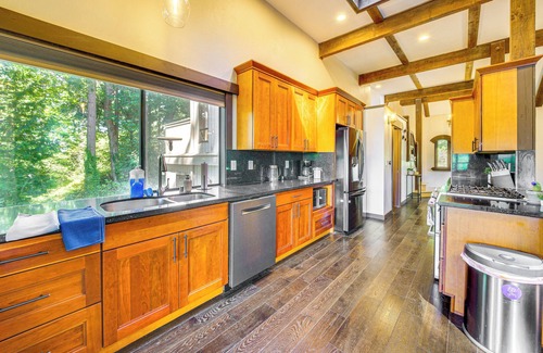 Sammamish Casa | Peaceful Home w/ Partial Lake Sammamish View!