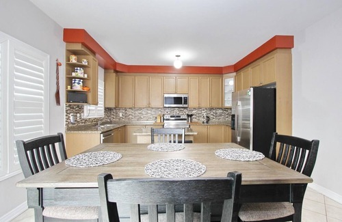 Brampton Casa | Peaceful House at Mount Pleasant