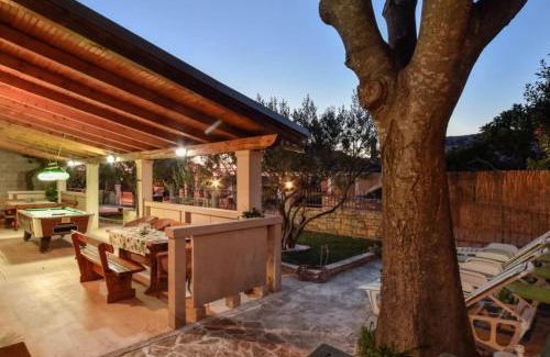 Dol Casa | Peaceful Island Haven with Pool, BBQ & Games Area