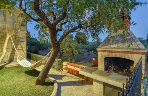 Dol Casa | Peaceful Island Haven with Pool, BBQ & Games Area