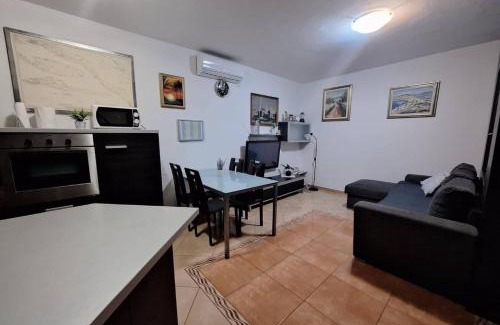 Dol Casa | Peaceful Island Haven with Pool, BBQ & Games Area