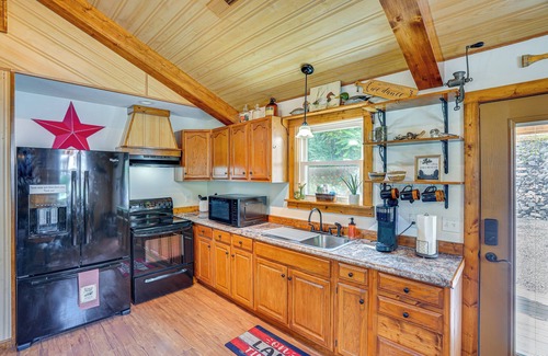 Kuttawa Cabina | Peaceful Kuttawa Cabin w/ Fire Pit: Explore & Play