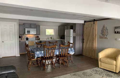 Gray Cabaña | Peaceful Lakefront Cottage Tranquila Forest Lake 3 Bd / 2 baños
