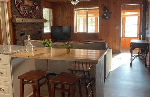 Gray Cabina | Peaceful Lakefront Cabin on Crystal Lake