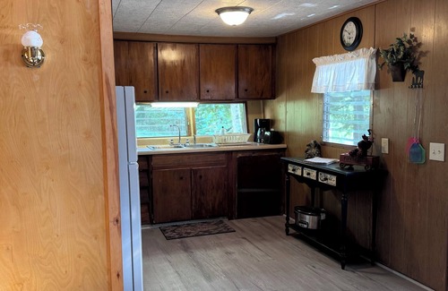 Sidney Casa | Peaceful Lakefront Cabin at Woodslands on the Lake
