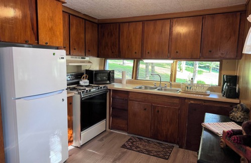 Sidney Casa | Peaceful Lakefront Cabin at Woodslands on the Lake