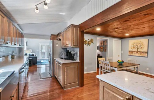 New London Casa | Peaceful Lakefront Retreat: private dock, deck, arcade and more!