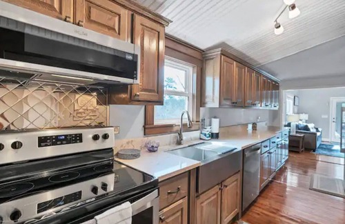 New London Casa | Peaceful Lakefront Retreat: private dock, deck, arcade and more!
