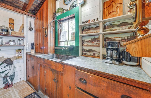 Vassalboro Cabina | Peaceful Lakefront Maine Cabin w/ Sunset Views