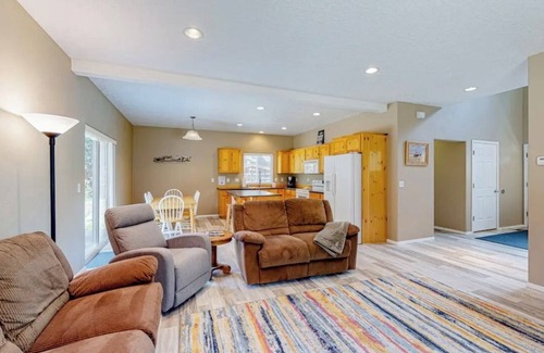 La Pine Casa | Peaceful Lapine 3 BR Getaway, sleeps up to 8