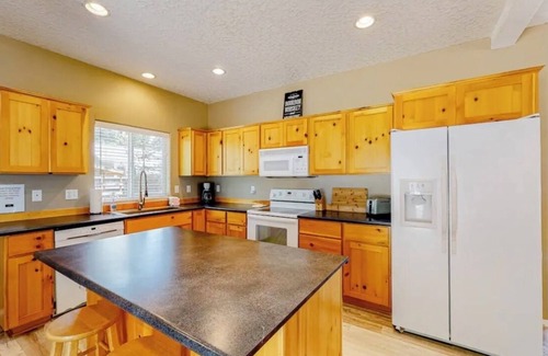 La Pine Casa | Peaceful Lapine 3 BR Getaway, sleeps up to 8