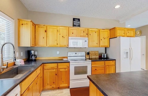 La Pine Casa | Peaceful Lapine 3 BR Getaway, sleeps up to 8