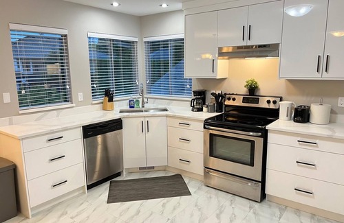 Maple Ridge Casa | Peaceful Large Modern Home 3 BRD 2 Bath + Kitchen