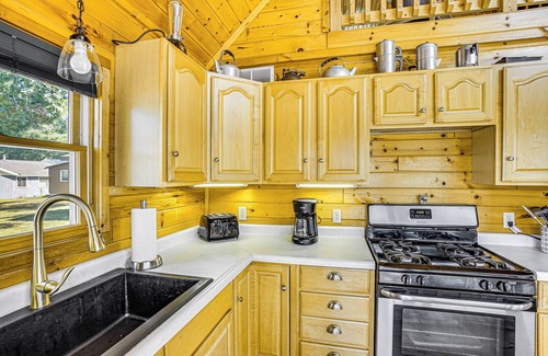 Branch Cabaña | Peaceful Long Lake Cottage w/ Deck, Dock & Kayaks!