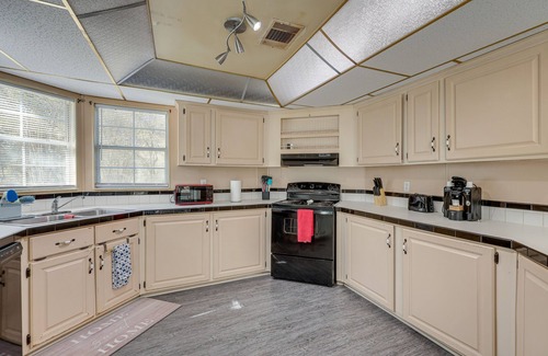 Boys Ranch Casa | Peaceful McAlpin Home on 5 Acres w/ Private Deck!